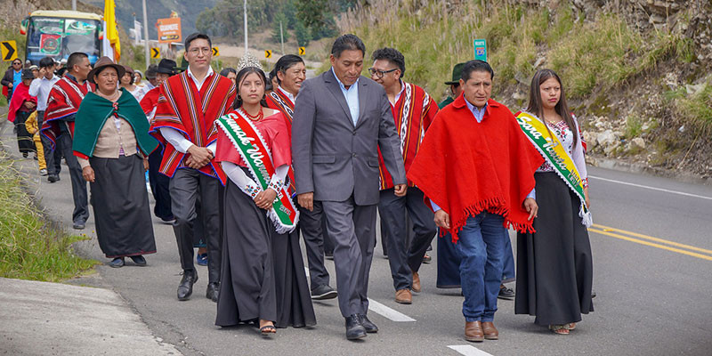 SANTA_CRUZ_DE_GUAMOTE_DESFILE_2.jpg