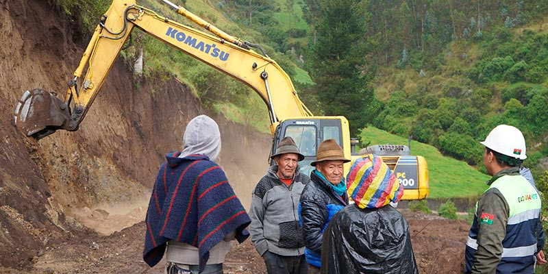 ENSANCHADO Y LASTRADO VIAL QUE BENEFICIARAN A MÁS DE 7 COMUNIDADES