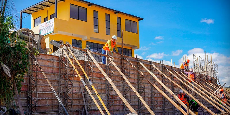 SIGUE EL AVANCE DE LA CONSTRUCCIÓN DEL MURO EN EL BARRIO CARAPUNGO