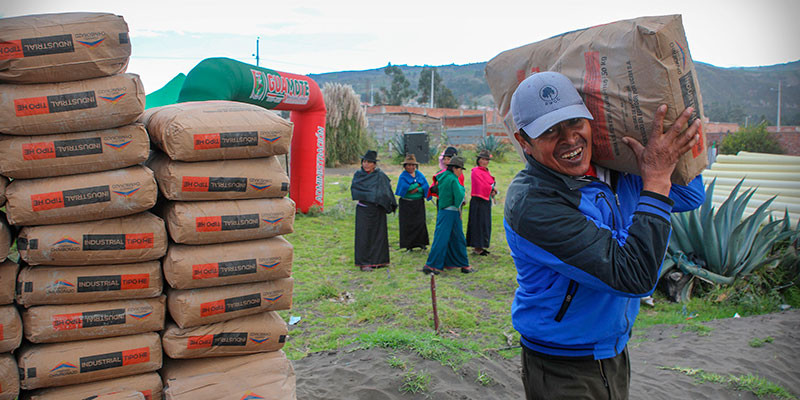 ENTREGA DE MATERIALES EN EL BARRIO LA VICTORIA SECTOR LA LIBERTAD