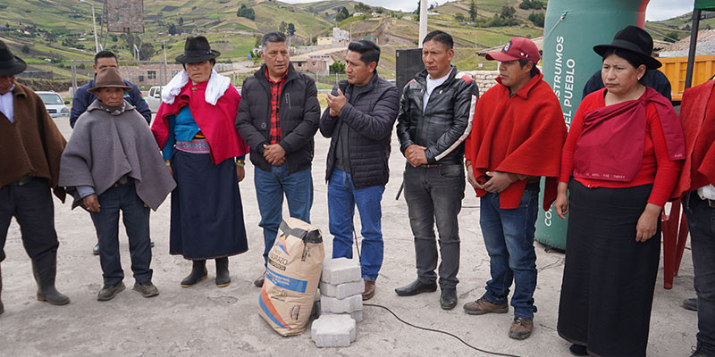 ENTREGA DE MATERIALES PARA LA CONSTRUCCIÓN DE BORDILLOS Y ADOQUINADO