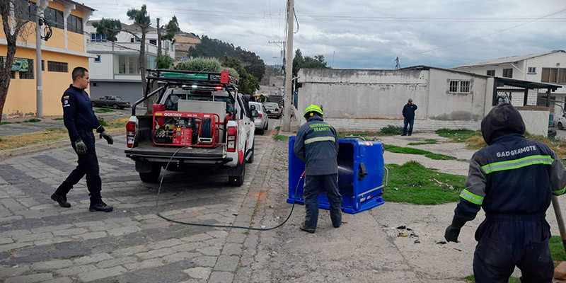 LIMPIEZA DE CONTENEDORES DE BASURA EN LA CABECERA CANTONAL