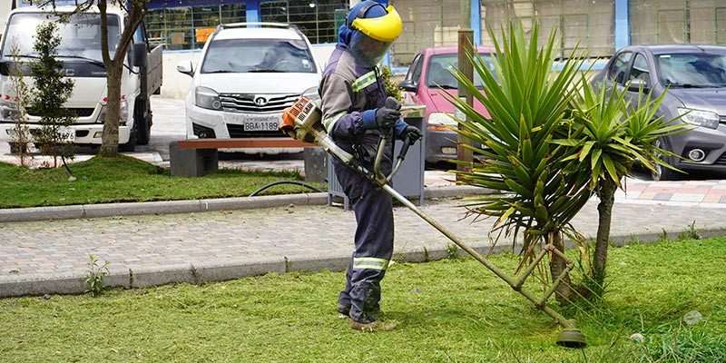 SERVICIOS GENERALES REALIZA MANTENIMIENTO DE ESPACIOS PUBLICOS